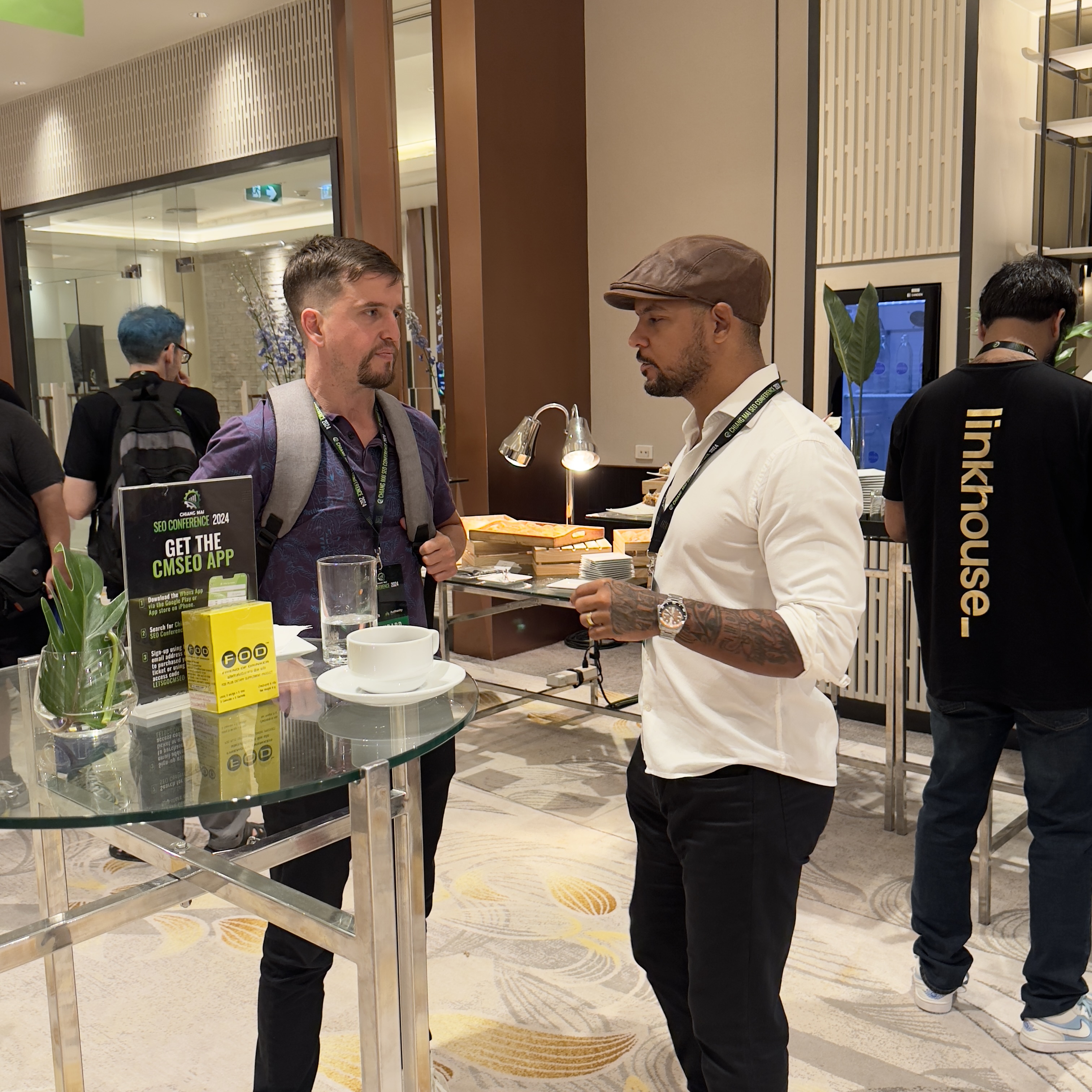 Bruno conversando com Kevin na SEO Conference