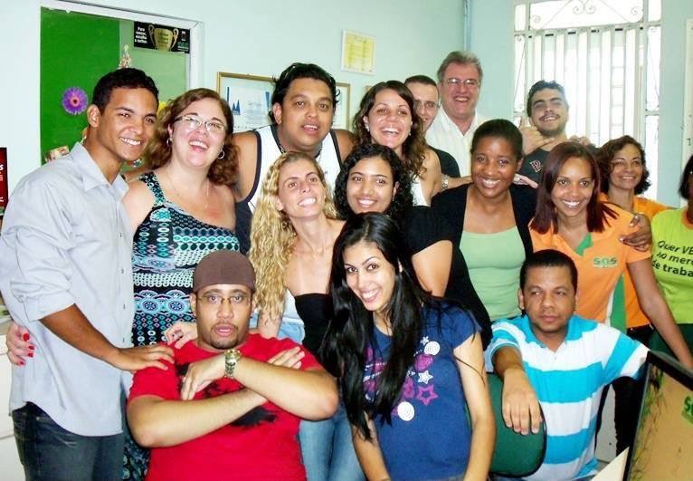Bruno dando aula em escola SOS